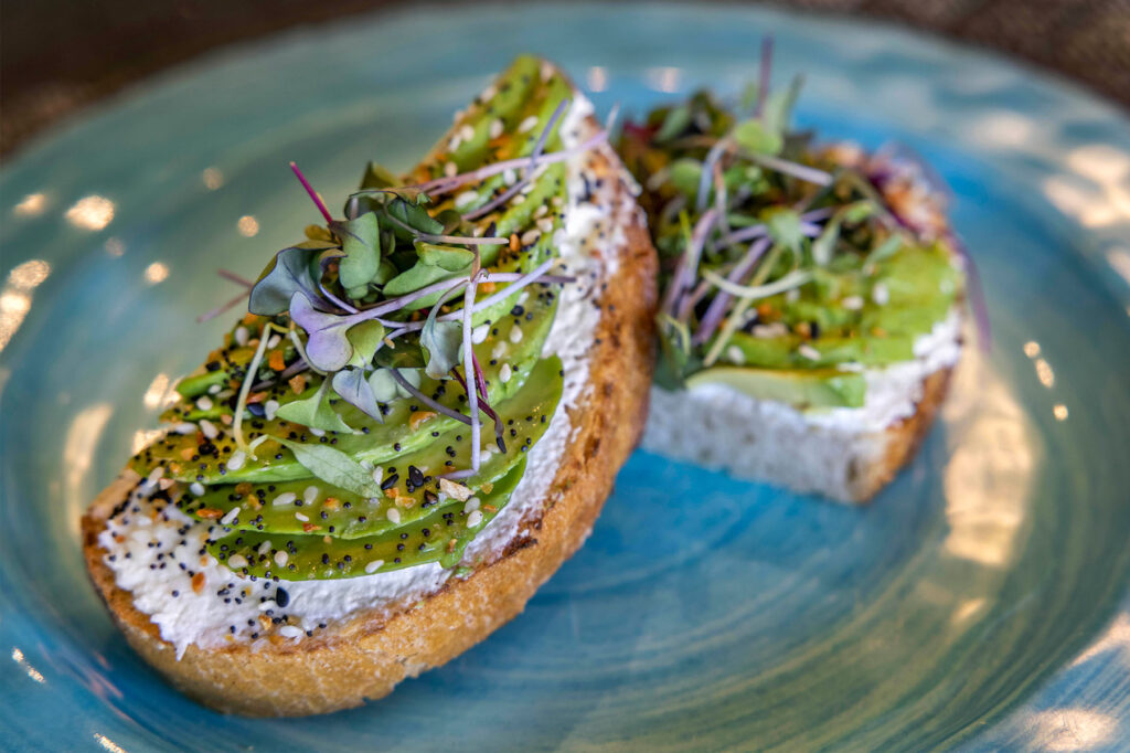 Food photography: A close-up image of avocado toast on a blue plate.